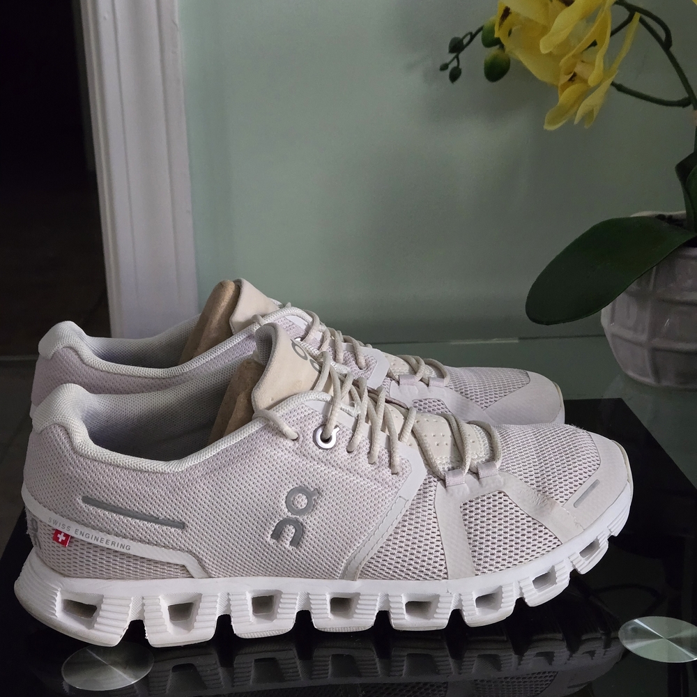 On Cloud 6 Running Shoes Women's Size 7.5 Pearl/White